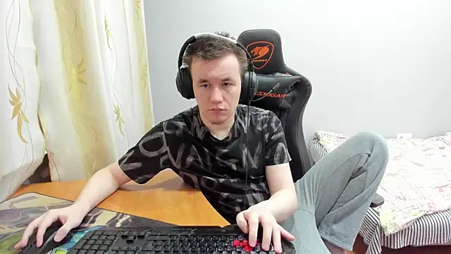 iliaskrislove online show from November 19, 2025, 4:12 am