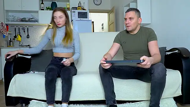 littlesweettifany online show from December 4, 2025, 11:19 am