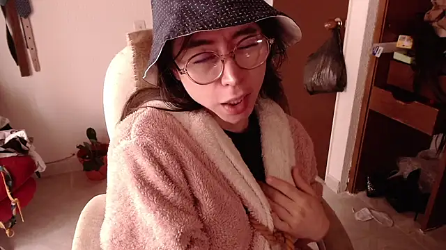 Snapshot of emily_pearl_ chatting on October 28, 2025, 1:47 pm emily pearl online show from October 28, 2025, 1:47 pm