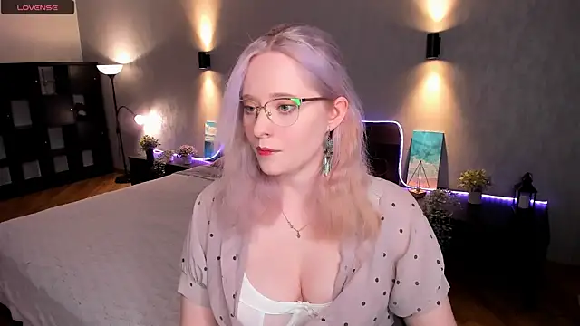 Snapshot of Aemilia_ chatting on February 8, 2025, 7:04 am Aemilia online show from February 8, 2025, 7:04 am