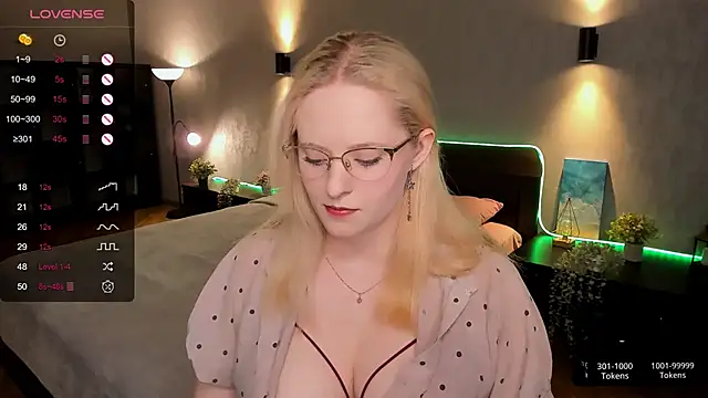 Snapshot of Aemilia_ chatting on March 10, 2025, 8:48 am Aemilia online show from March 10, 2025, 8:48 am