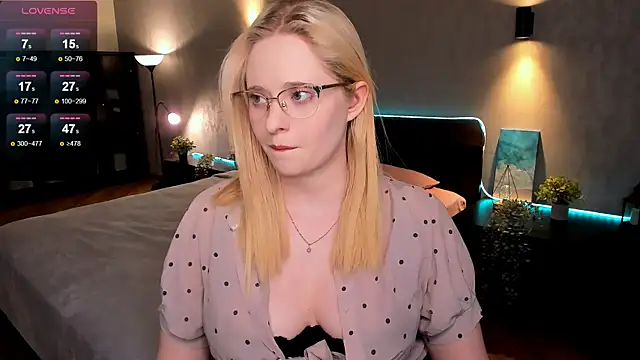 Snapshot of Aemilia_ chatting on March 20, 2025, 8:42 am Aemilia online show from March 20, 2025, 8:42 am