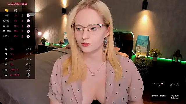 Snapshot of Aemilia_ chatting on March 22, 2025, 5:28 am Aemilia online show from March 22, 2025, 5:28 am