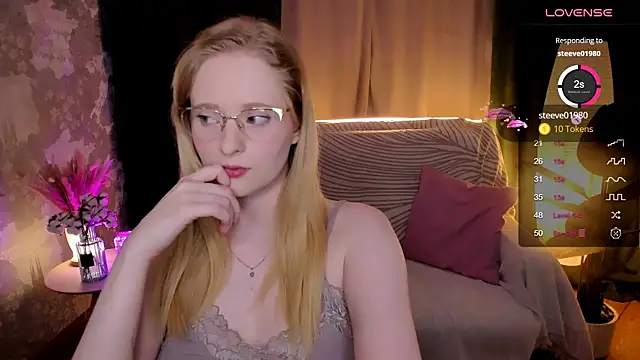 Snapshot of Aemilia_ chatting on October 5, 2025, 6:12 am Aemilia online show from October 5, 2025, 6:12 am