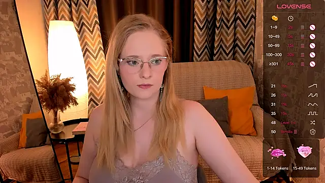 Snapshot of Aemilia_ chatting on October 6, 2025, 8:23 am Aemilia online show from October 6, 2025, 8:23 am