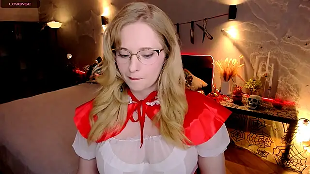 Snapshot of Aemilia_ chatting on October 30, 2025, 8:16 am Aemilia online show from October 30, 2025, 8:16 am