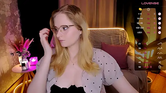 Snapshot of Aemilia_ chatting on November 4, 2025, 8:35 am Aemilia online show from November 4, 2025, 8:35 am