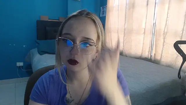 Liaroberts1 online show from October 22, 2025, 11:54 am