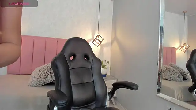 SUNNYCYRUS online show from October 7, 2025, 12:35 pm