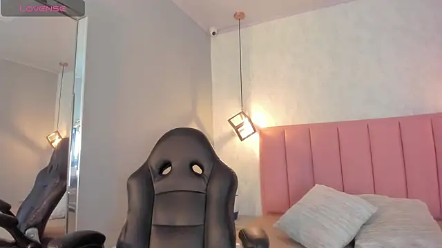 SUNNYCYRUS online show from October 24, 2025, 12:34 pm