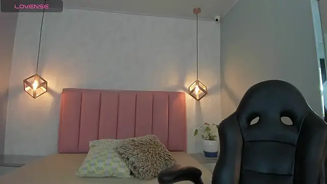 SUNNYCYRUS online show from November 11, 2025, 12:38 pm