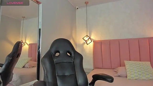 SUNNYCYRUS online show from March 25, 2026, 12:44 pm