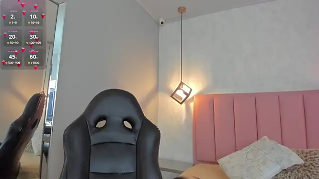 SUNNYCYRUS online show from April 12, 2026, 12:43 pm