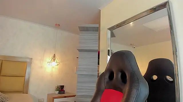 SUNNYCYRUS online show from April 18, 2026, 1:04 pm