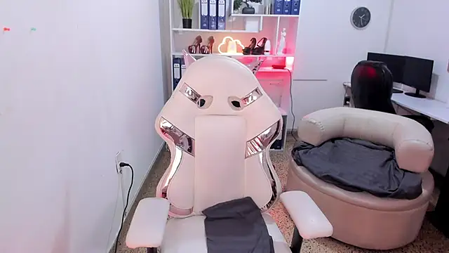 katya nt online show from October 3, 2025, 6:38 pm