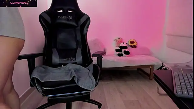 Biancastrongg online show from November 12, 2025, 3:51 am