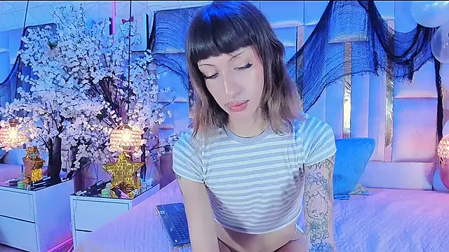 MadisonWood01 online show from December 5, 2025, 7:17 am