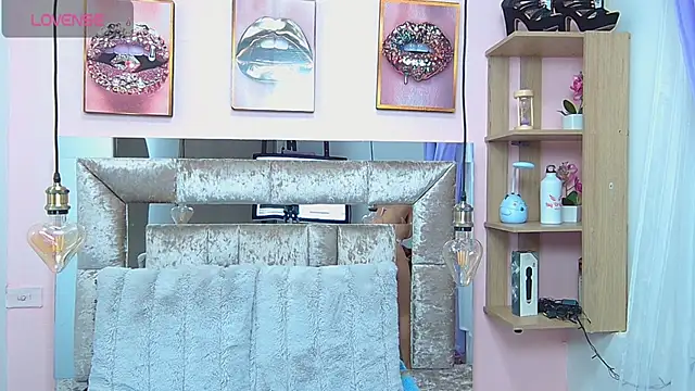Vaioletcooper online show from March 5, 2025, 4:24 pm