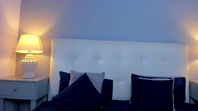 SaraaJhonsonn online show from November 17, 2025, 4:13 pm