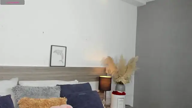 SaraaJhonsonn online show from April 24, 2026, 2:19 pm