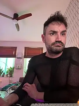 Snapshot of tomz0819 chatting on March 8, 2025, 8:33 am tomz0819 online show from March 8, 2025, 8:33 am