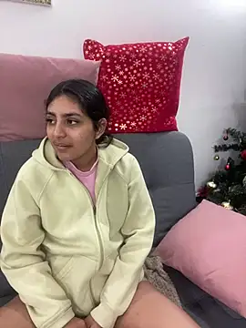 Snapshot of cloe_small chatting on December 29, 2024, 6:14 am cloe small online show from December 29, 2024, 6:14 am