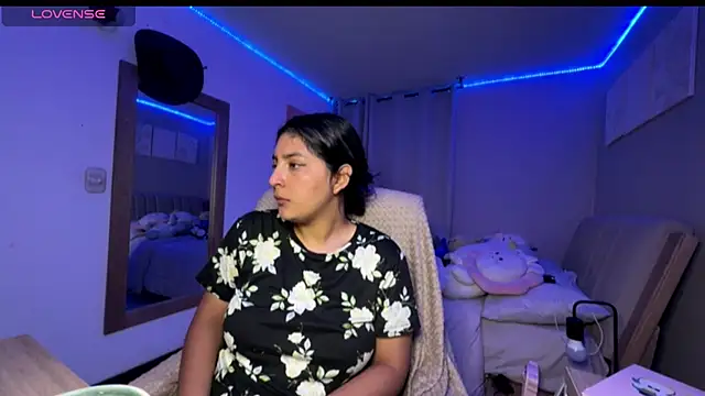 cloe small online show from October 6, 2025, 3:48 am