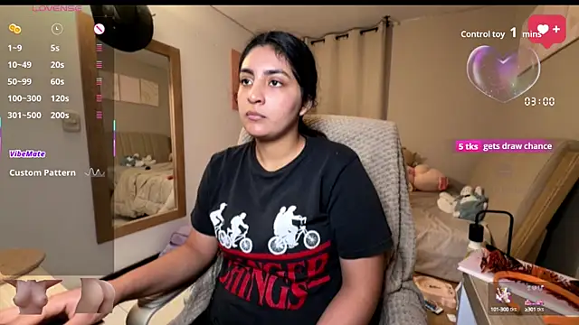 cloe small online show from October 8, 2025, 1:36 am