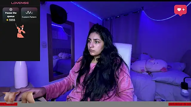 cloe small online show from October 12, 2025, 7:29 am