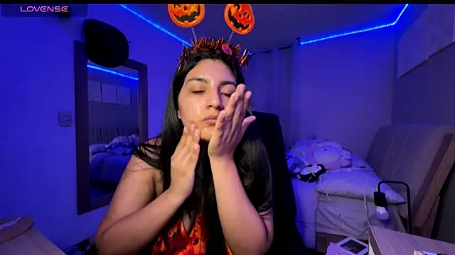 cloe small online show from October 19, 2025, 12:55 am