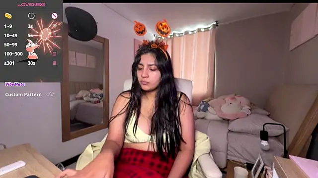 cloe small online show from October 21, 2025, 8:42 pm