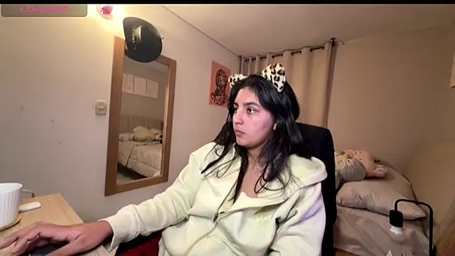 cloe small online show from October 22, 2025, 11:26 pm