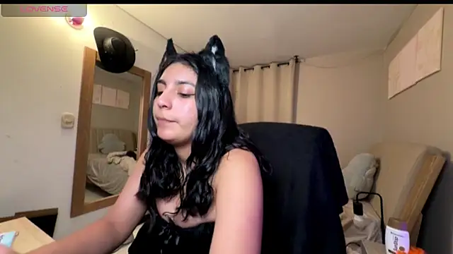 cloe small online show from October 30, 2025, 1:18 am