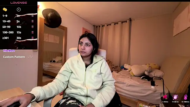 cloe small online show from November 8, 2025, 3:18 am