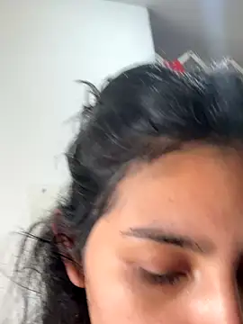 cloe small online show from November 15, 2025, 2:24 pm