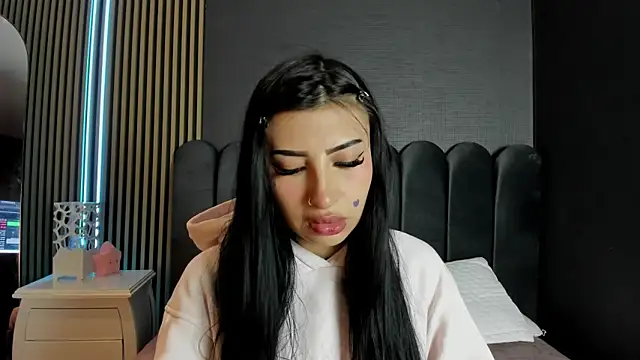 Nicolette ks  online show from April 17, 2026, 4:48 am