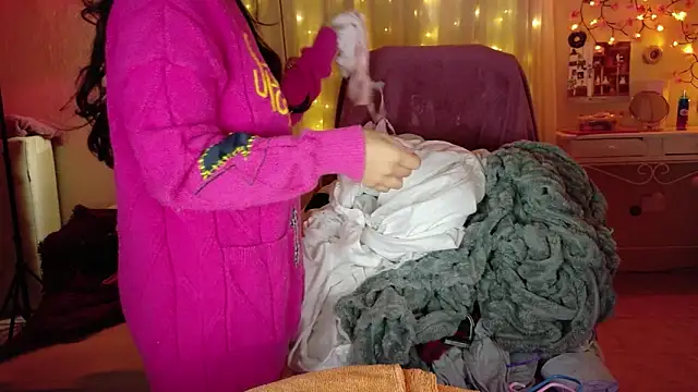 AllisonCatUwU online show from April 15, 2026, 3:41 pm