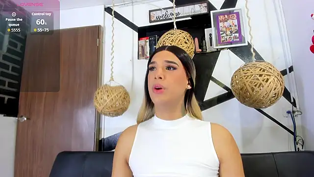 victoria aleia  online show from October 22, 2025, 9:47 pm