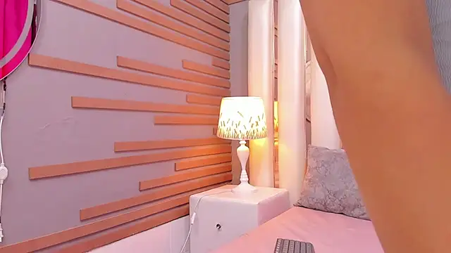 Snapshot of EmmyCruzZ chatting on February 7, 2026, 7:06 pm EmmyCruzZ online show from February 7, 2026, 7:06 pm