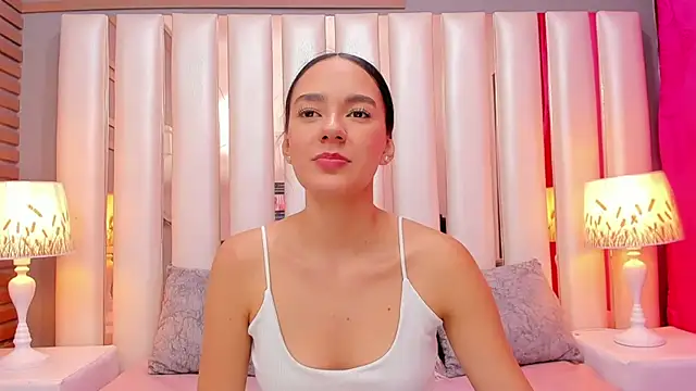 Snapshot of EmmyCruzZ chatting on February 13, 2026, 7:21 pm EmmyCruzZ online show from February 13, 2026, 7:21 pm