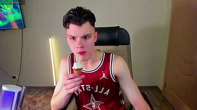 Snapshot of Aiden_Sensual chatting on October 7, 2025, 8:39 pm Aiden Sensual online show from October 7, 2025, 8:39 pm