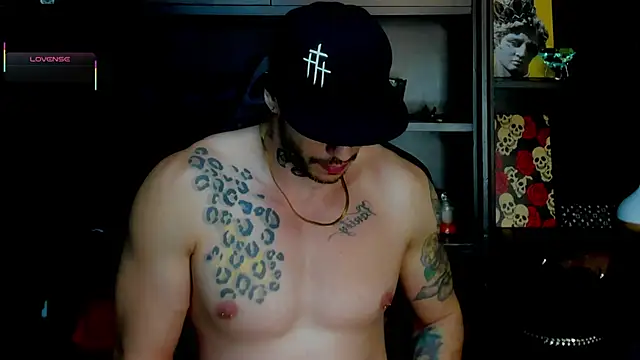 Snapshot of RickG_Oficial chatting on October 16, 2025, 10:44 pm RickG Oficial online show from October 16, 2025, 10:44 pm