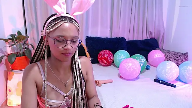 Snapshot of Zoe--khalL chatting on December 17, 2024, 5:07 am Zoe--khalL online show from December 17, 2024, 5:07 am