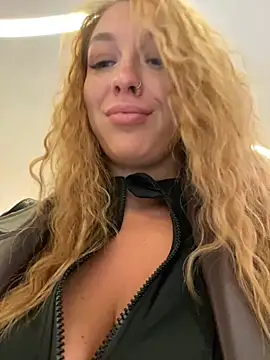 Snapshot of Sweet___Emily chatting on December 19, 2024, 2:57 pm Sweet Emily online show from December 19, 2024, 2:57 pm