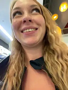 Snapshot of Sweet___Emily chatting on December 19, 2024, 6:01 pm Sweet Emily online show from December 19, 2024, 6:01 pm