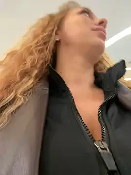 Snapshot of Sweet___Emily chatting on December 23, 2024, 2:50 pm Sweet Emily online show from December 23, 2024, 2:50 pm