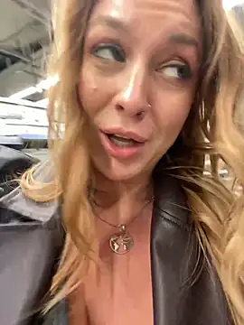 Snapshot of Sweet___Emily chatting on January 2, 2025, 2:35 pm Sweet Emily online show from January 2, 2025, 2:35 pm