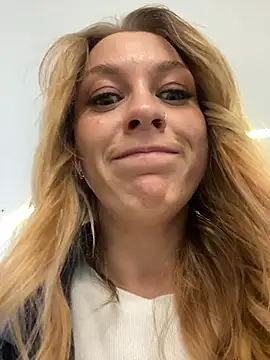 Snapshot of Sweet___Emily chatting on October 6, 2025, 1:19 pm Sweet Emily online show from October 6, 2025, 1:19 pm