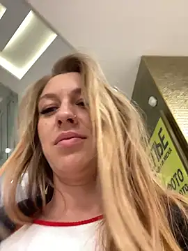 Snapshot of Sweet___Emily chatting on October 14, 2025, 1:45 pm Sweet Emily online show from October 14, 2025, 1:45 pm