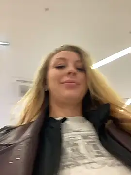 Snapshot of Sweet___Emily chatting on October 16, 2025, 1:45 pm Sweet Emily online show from October 16, 2025, 1:45 pm